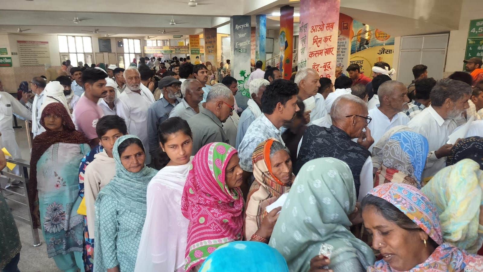 24जेएनडी31: दवा खिड़की पर लगी मरीजों की भीड़। संवाद