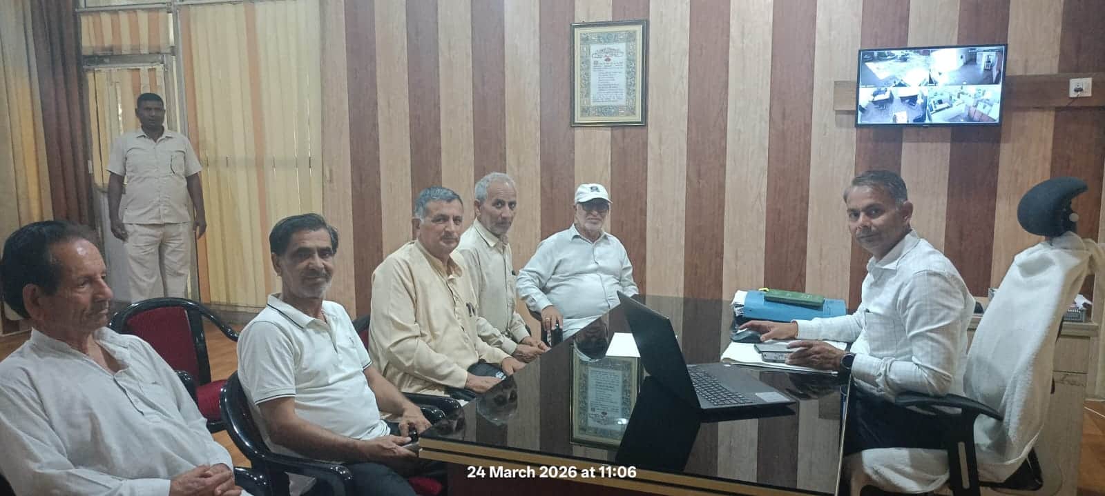 24jjrp01- अधिकारियों के समक्ष अपनी समस्या रखते सेवानिवृत्त व वरिष्ठ नागरिक। स्रोत-संघ