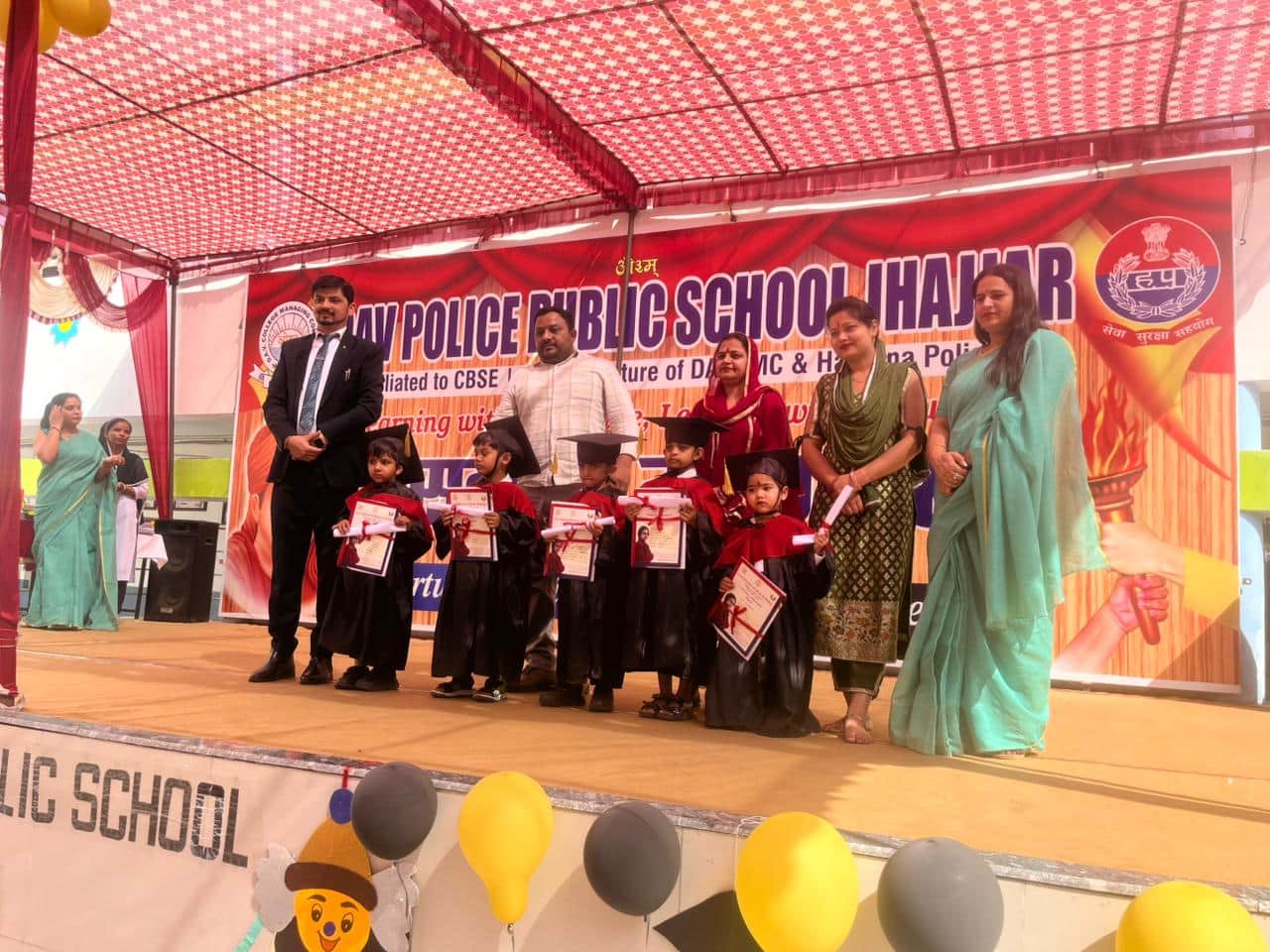 24jjrp02- डीएवी पुलिस पब्लिक स्कूल में आयोजित कार्यक्रम में प्रस्तुति देते बच्चे। स्रोत-पुलिस