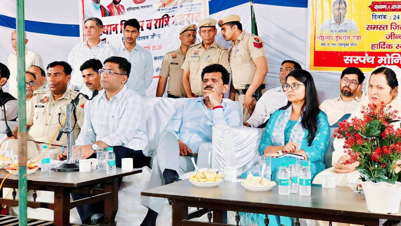 25जेएनडी01: कलावती गांव में रात्रि ठहराव में मौजूद डीसी मोहम्मद रजा और अन्य। स्रोत प्रशासन