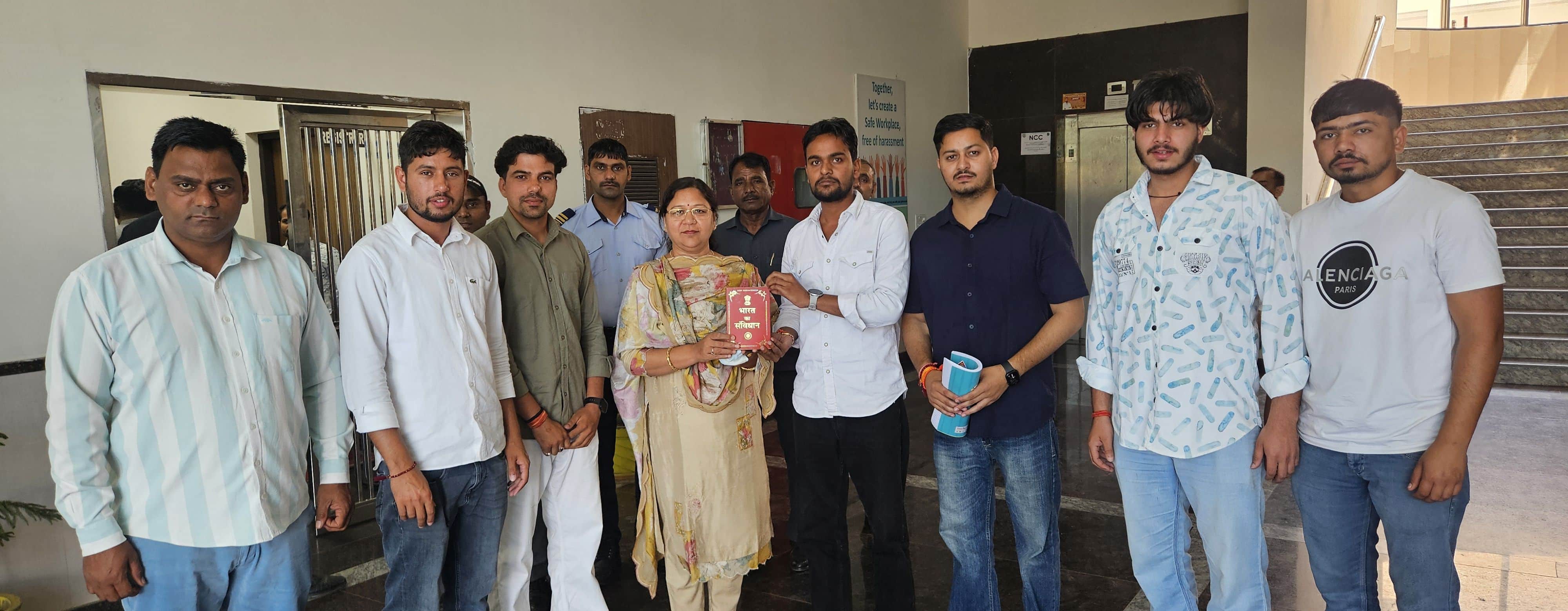 25जेएनडी03: एनएसयूआई सदस्य कुलसचिव सीमा गुप्ता को संविधान की प्रति भेंट करते हुए। स्रोत संगठन