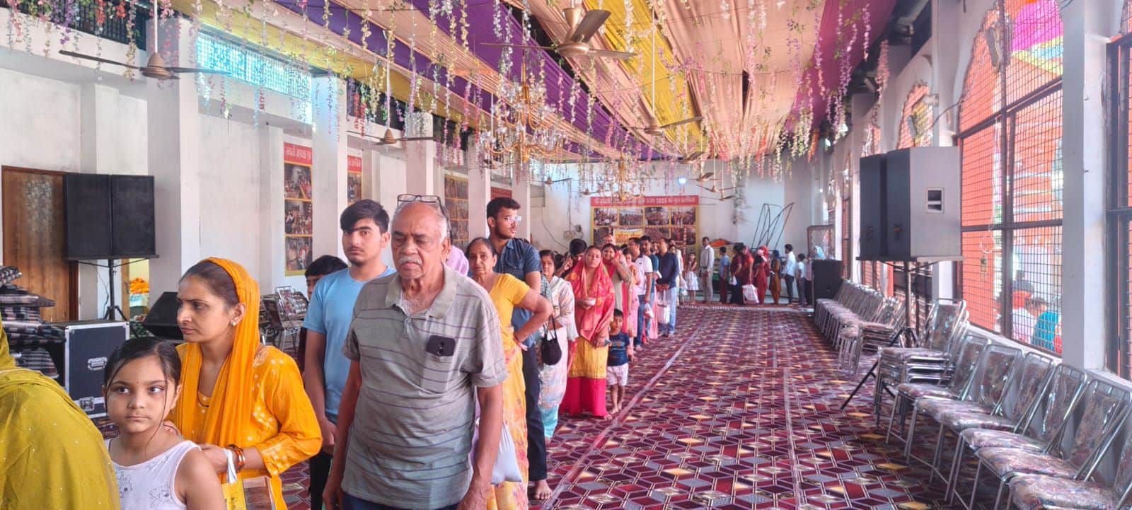 25जेएनडी04: जंयती देवी मंदिर में लाइन में लगे श्रद्धालु। संवाद