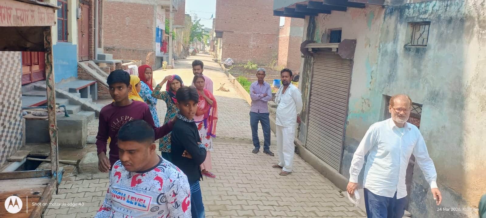 आरोपी रशीद के घर के बाहर खड़े लोग। संवाद