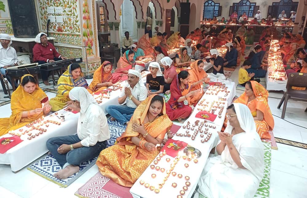 अंबाला छावनी के दिगंबर जैन मंदिर में आयोजित कार्यक्रम में दीप प्रज्ज्वलित करते श्रद्धालु।