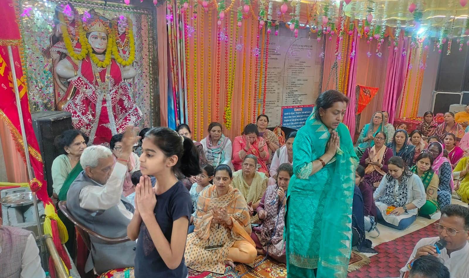 अंबाला छावनी में छठे नवरात्र पर मां कात्यायनी की पूजा करते श्रद्धालु। संवाद