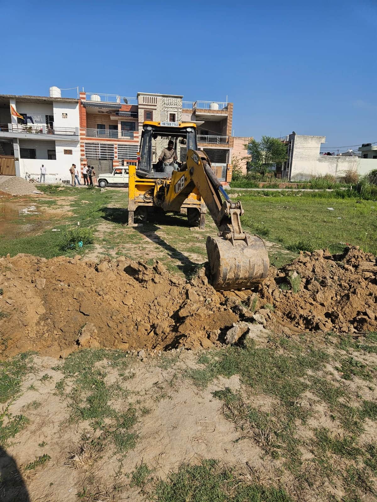 अंबाला कैंट के बोह में कार्रवाई करती डीटीपी की जेसीबी। प्रवक्ता