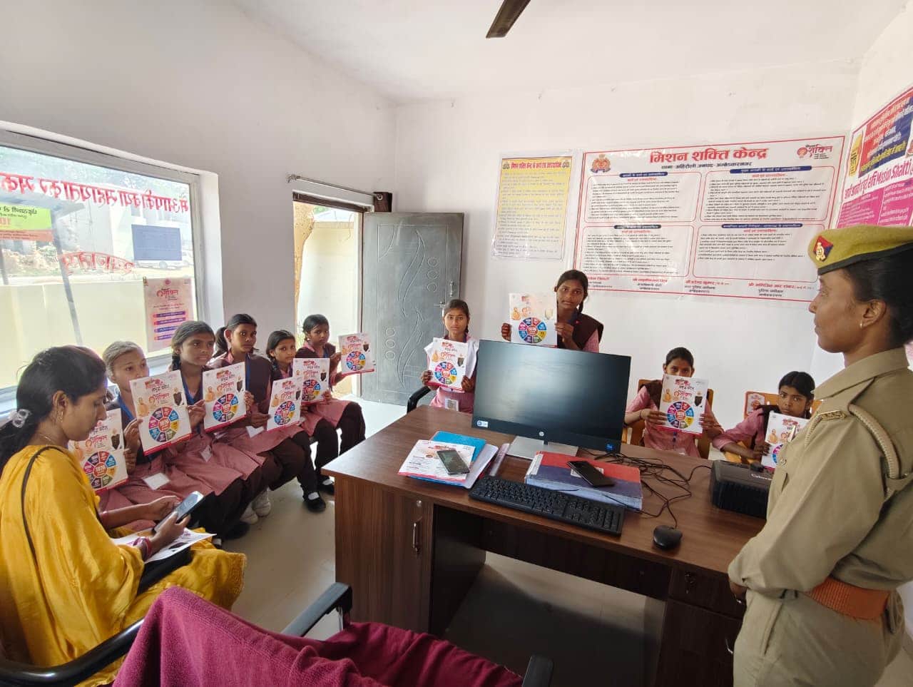 अहिरौली थाने में पुलिस की कार्यशैली के बारे में जानकारी लेतीं छात्राएं।।