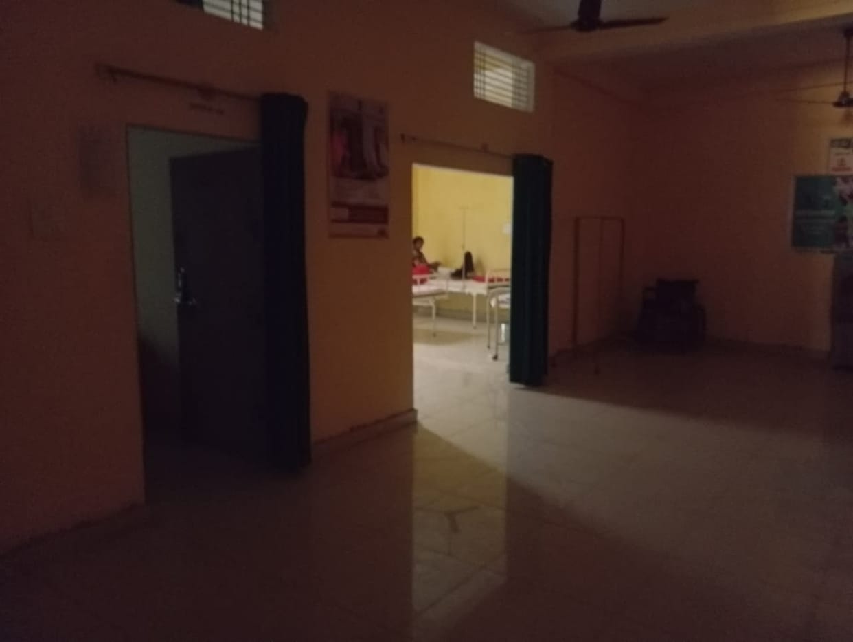 The electricity at Gopiganj PHC has been cut for seven days, OPD is running in the dark