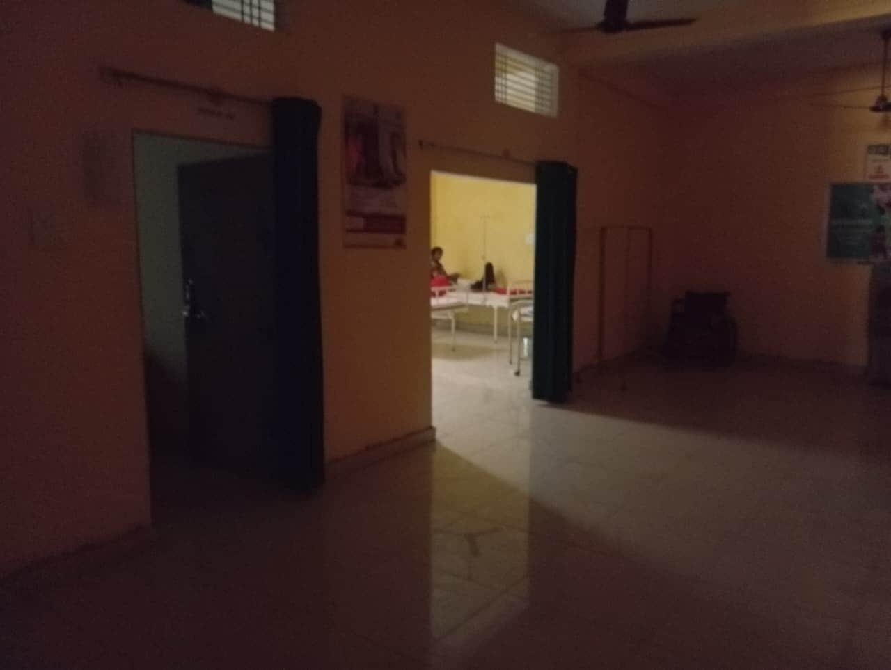 अर्बन पीएचसी गोपीगंज में बिजली न होने से छाया अंधेरा। संवाद