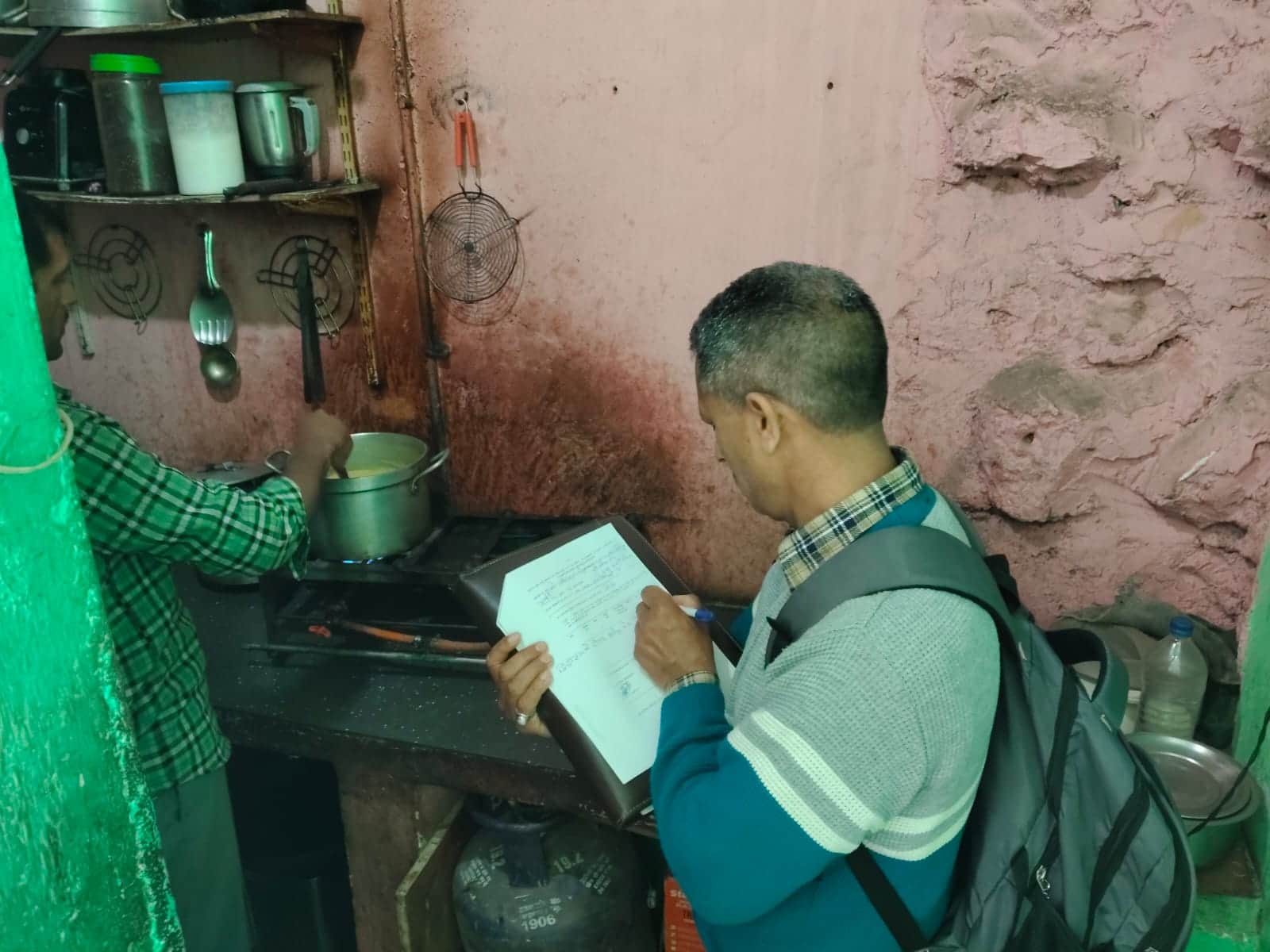 अर्की में होटल ढाबों में जांच करते खाद्य आपूर्ति विभाग की टीम। संवाद