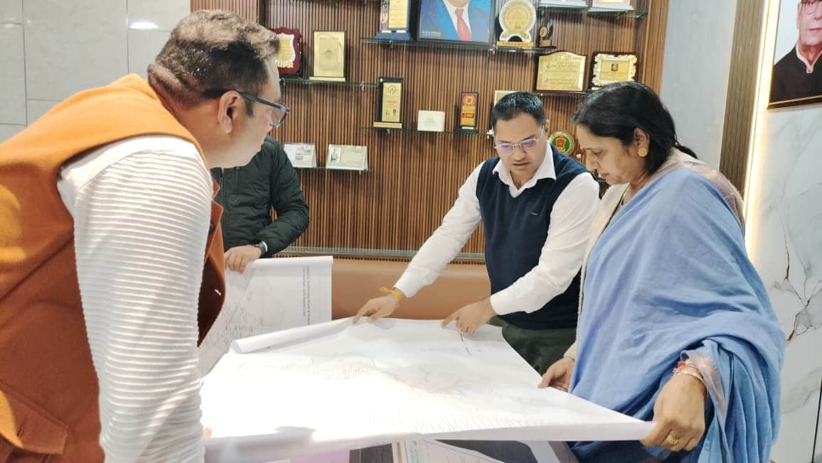 अधिकारियों से नक्शे पर विकास कार्यों पर चर्चा करतीं मेयर।  प्रवक्ता