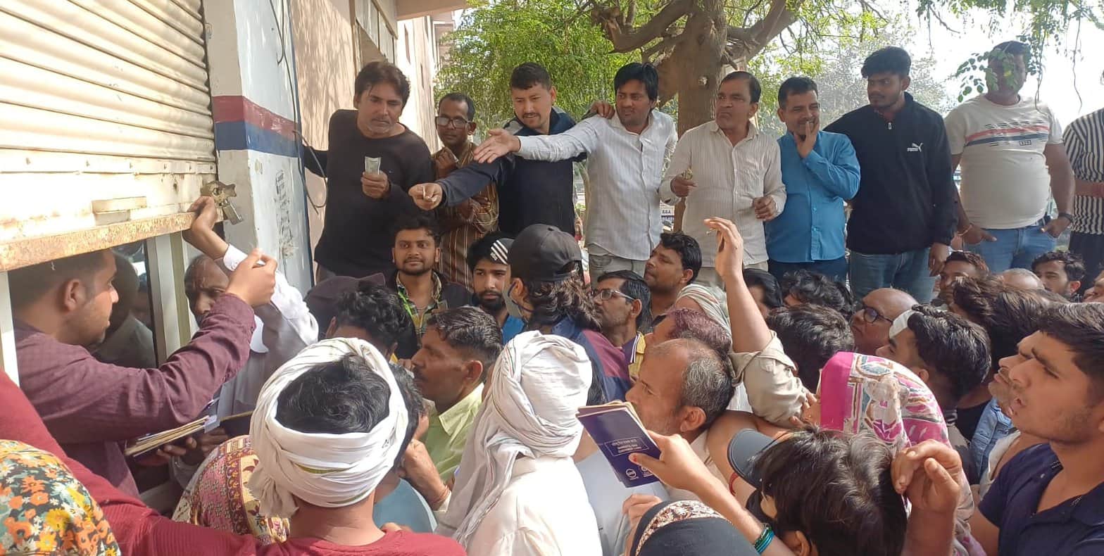 बागपत बाइपास स्थित गैस एजेंसी में हंगामा  कर रहे लोगों को समझाते गैस एजेंसी संचालक। संवाद