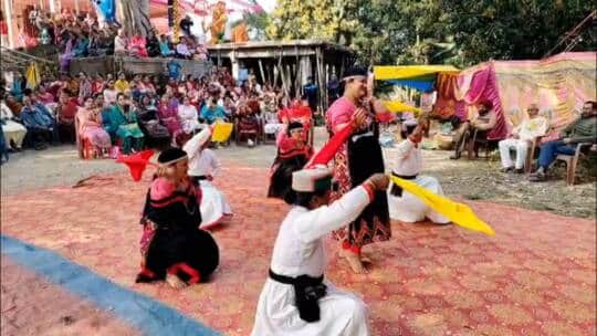 भालारिहड़ा में मां शारदा मेले में महिला मंडल दुल की महिलाओं में पारंपरिक पहाड़ी नाटी पेश करते ह
