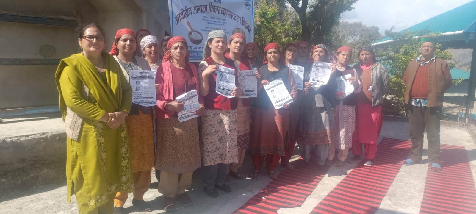 भमनोली में महिलाओं को आयोडीन अल्पता विकार बारे जागरूक करते हुए: संवाद