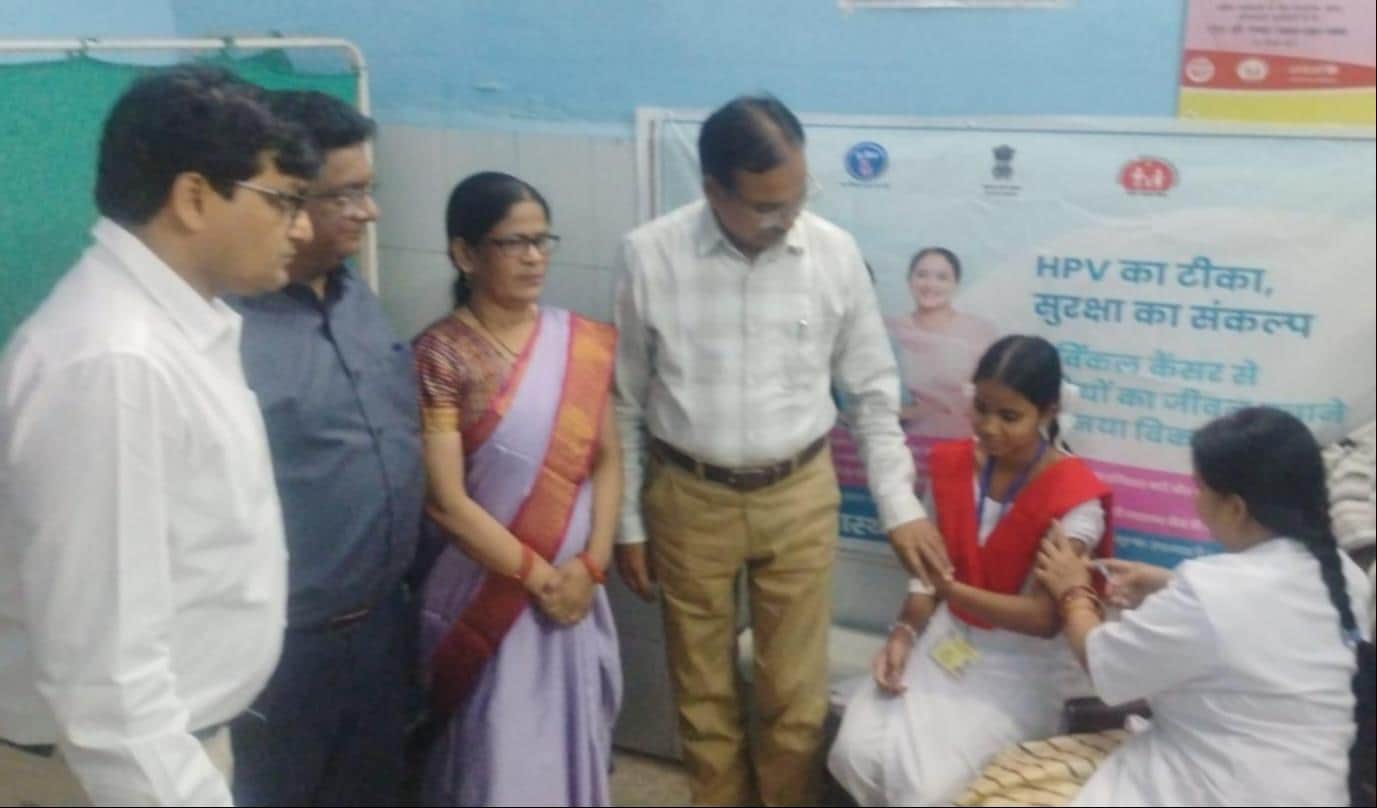 भिनगा पीएचसी में किशोरी का टीकाकरण करती स्वास्थ्य कर्मी।