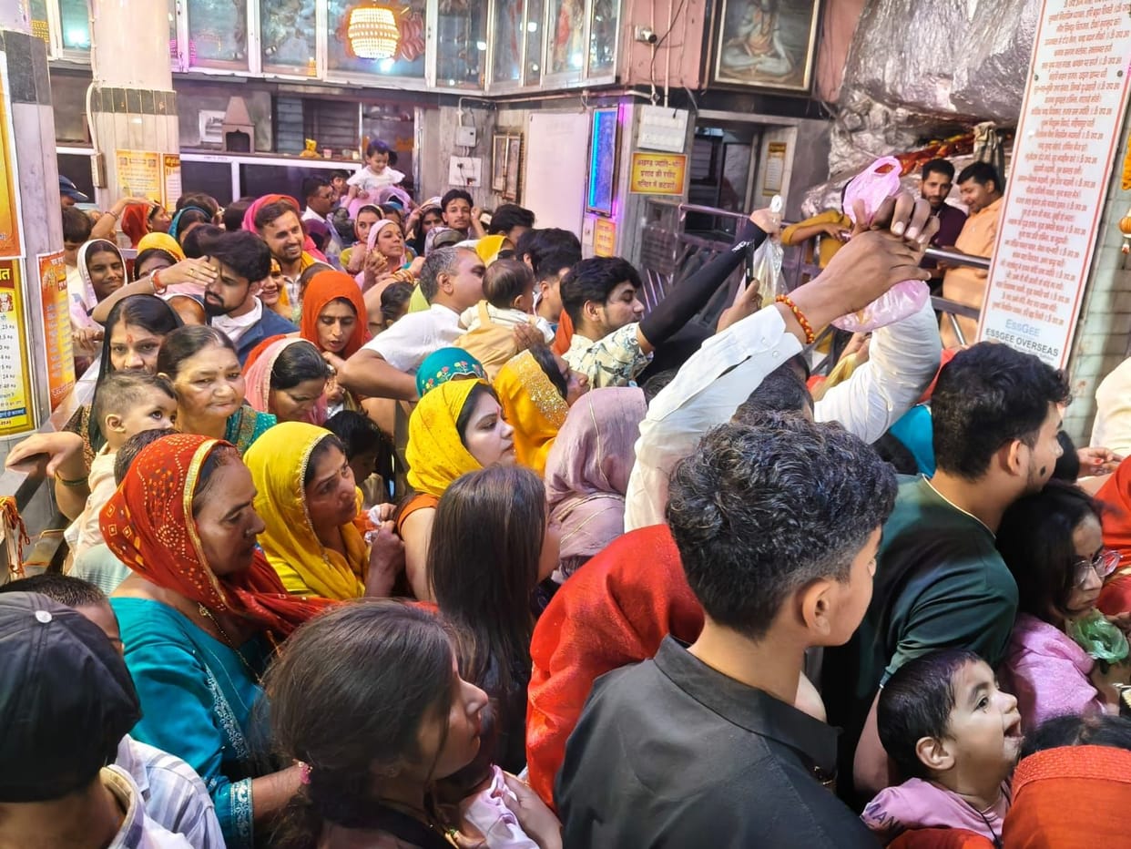 The market became lively for Kanya Pujan on Ashtami, women did shopping.