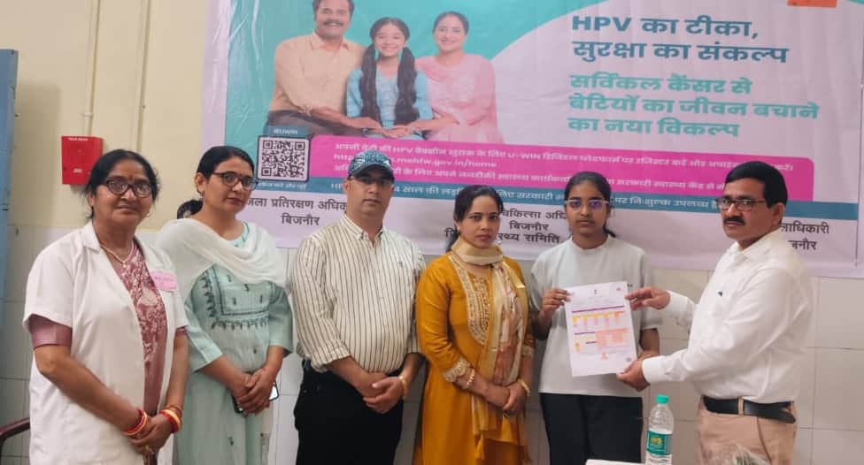 बिजनौर में मेडिकल कॉलेज में सर्वाइकल कैंसर से बचाव का टीका लगवाने वाली इशिका को प्रमाण पत्र दे