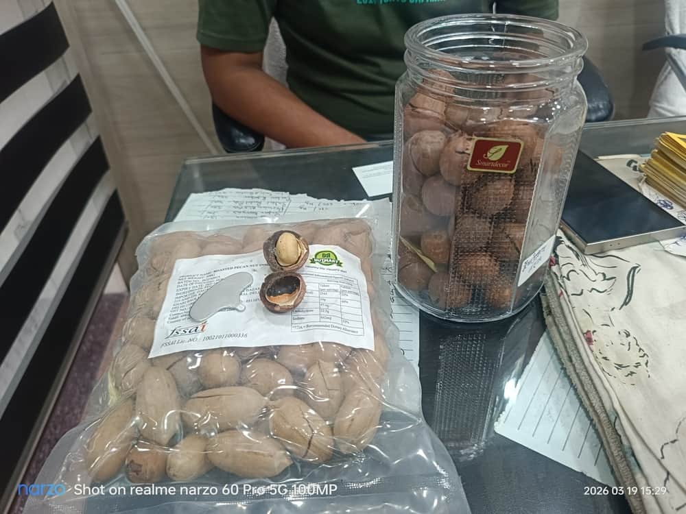 बाजार की एक दुकान पर मौजूद चाभी से छिलका उतारने वाली विदेशी मेवा। संवाद