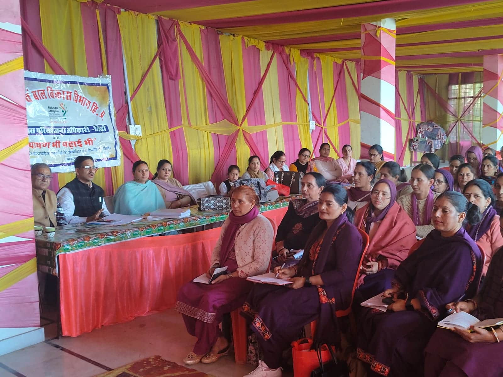 बिझड़ी में आयोजित पोषण भी-पढ़ाई भी अभियान के तहत प्रशिक्षण प्राप्त करते हुए आंगनबाड़ी कार्यकर्त