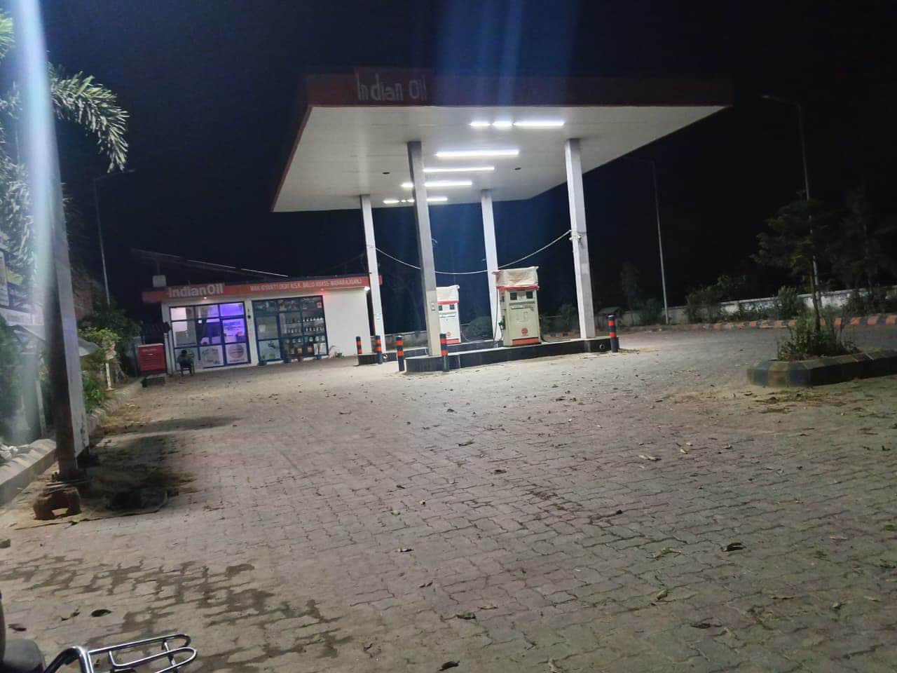 बल्लो खास में बंद पड़ा पेट्रोलपंप।  