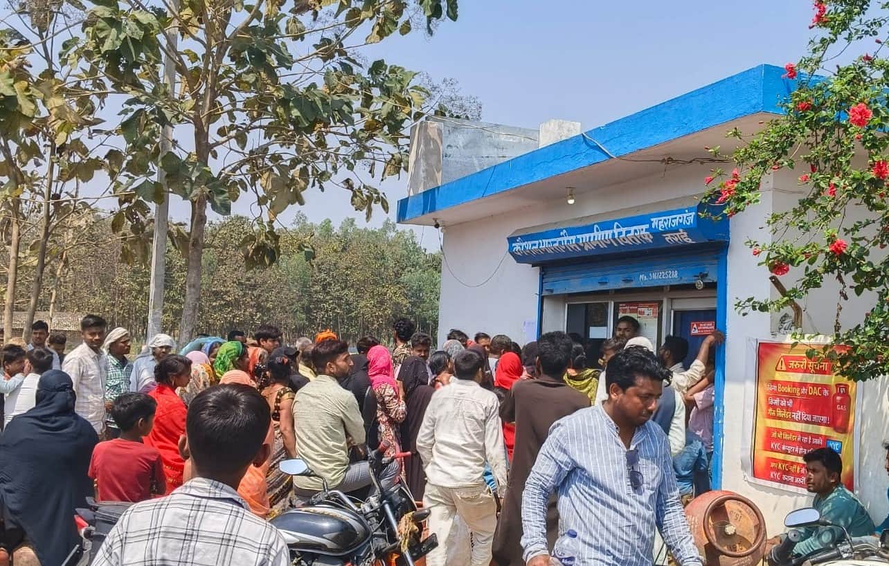 बलरामपुर के महराजगंज तराई में एजेंसी के बाहर जुटी उपभोक्ताओं की भीड़ ।-संवाद