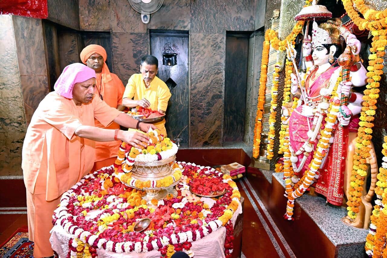 -बलरामपुर के शक्तिपीठ देवीपाटन मंदिर में पूजा अर्चना करते मुख्यमंत्री योगी आदित्यनाथ।-स्रोत : 