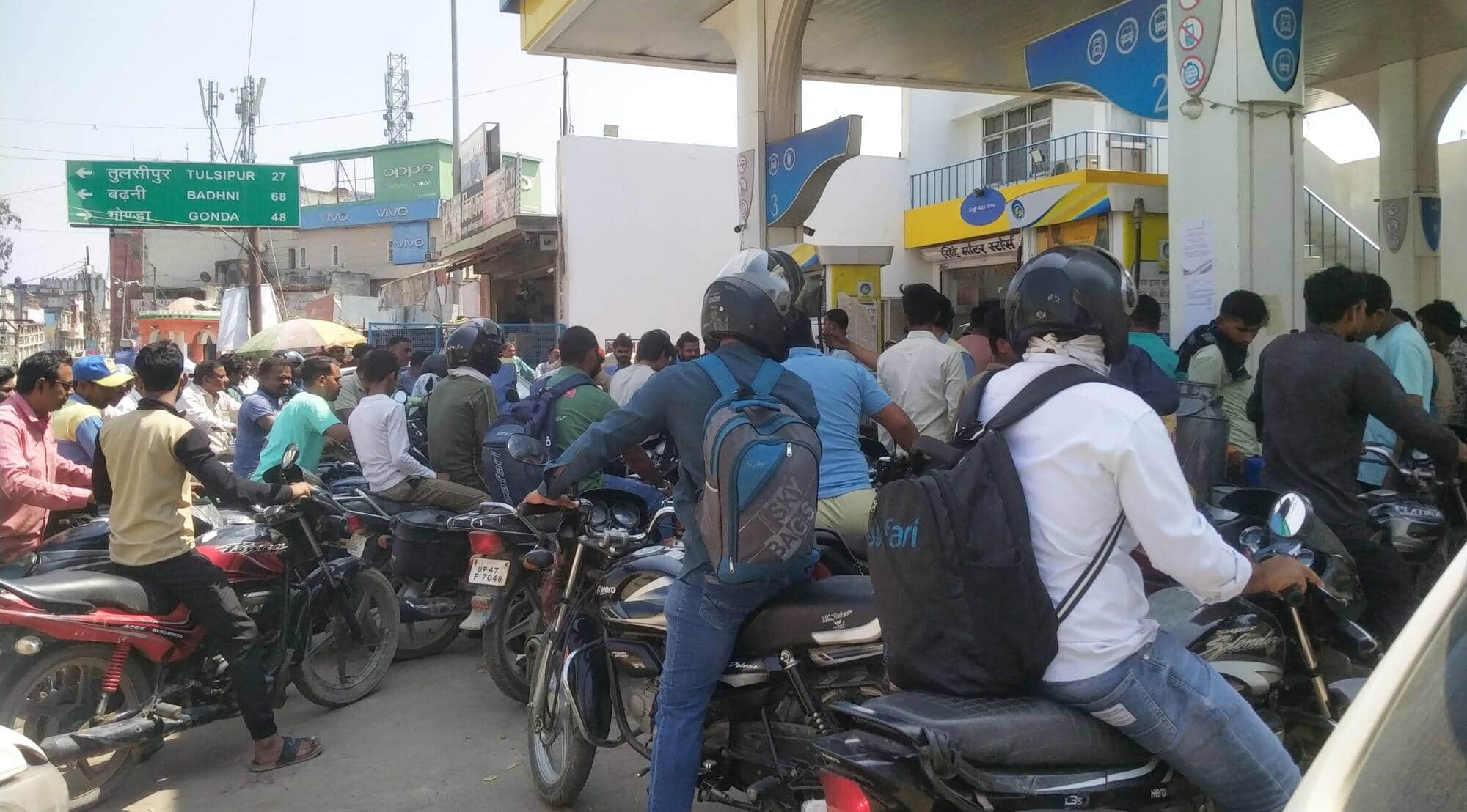 बलरामपुर के वीर विनय चौराहा स्थित पेट्रोल पंप पर जुटी उपभोक्ताओं की भीड़ ।-संवाद