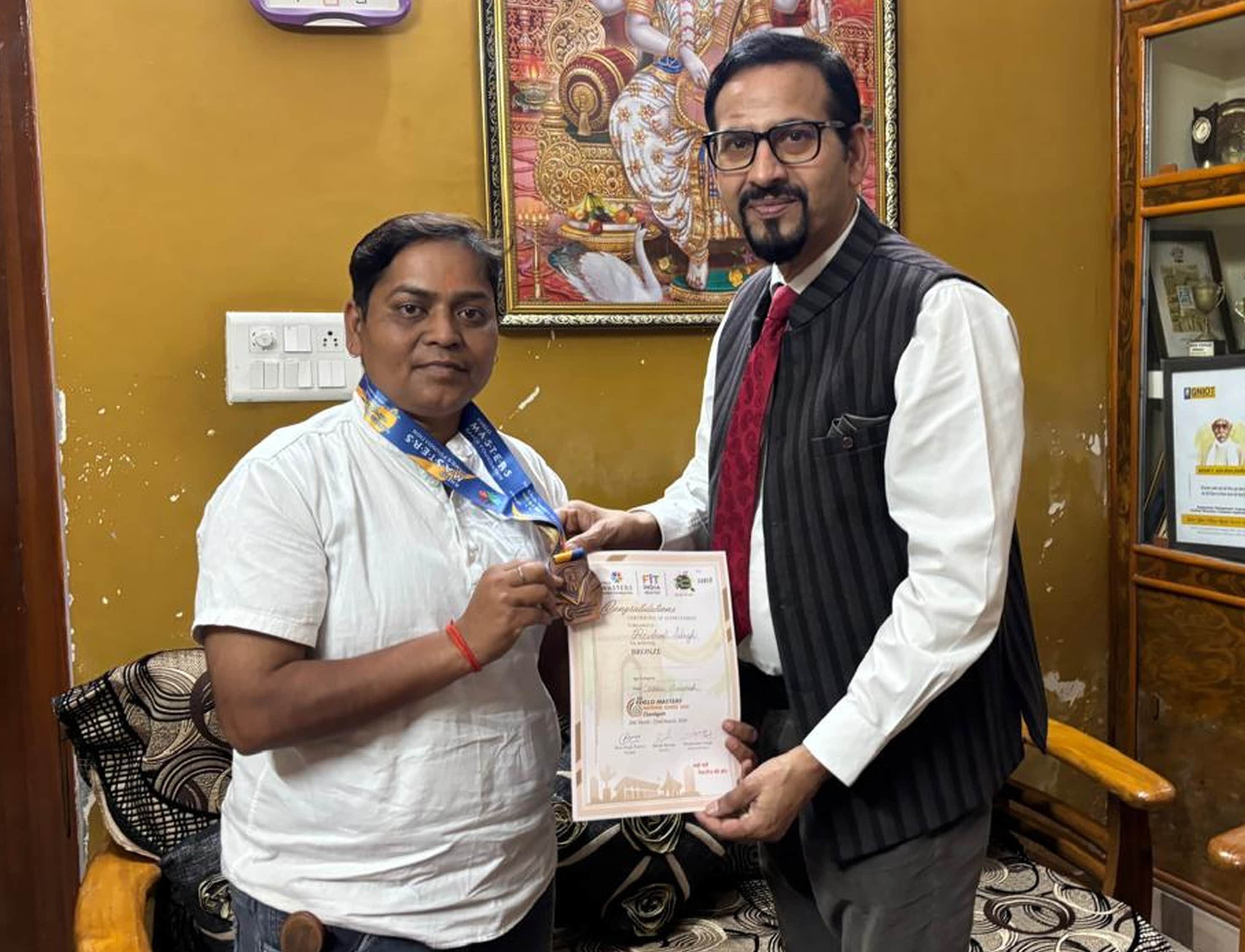 -बलरामपुर में रश्मि सिंह को सम्मानित करते डॉ. एमपी तिवारी ।-स्रोत: विभाग