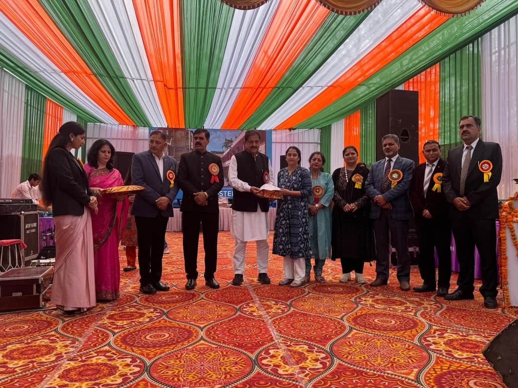 बिलासपुर कॉलेज में आयोजित वार्षिक उत्सव में छात्रा को सम्मानित करते मुख्यातिथि। स्रोत: कॉलेज प्