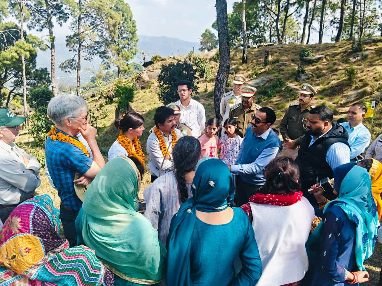 बिलासपुर पहुंची जर्मनी की टीम स्थानीय लोगों और अधिकारियों के साथ। स्रोत: जागरूक पाठक