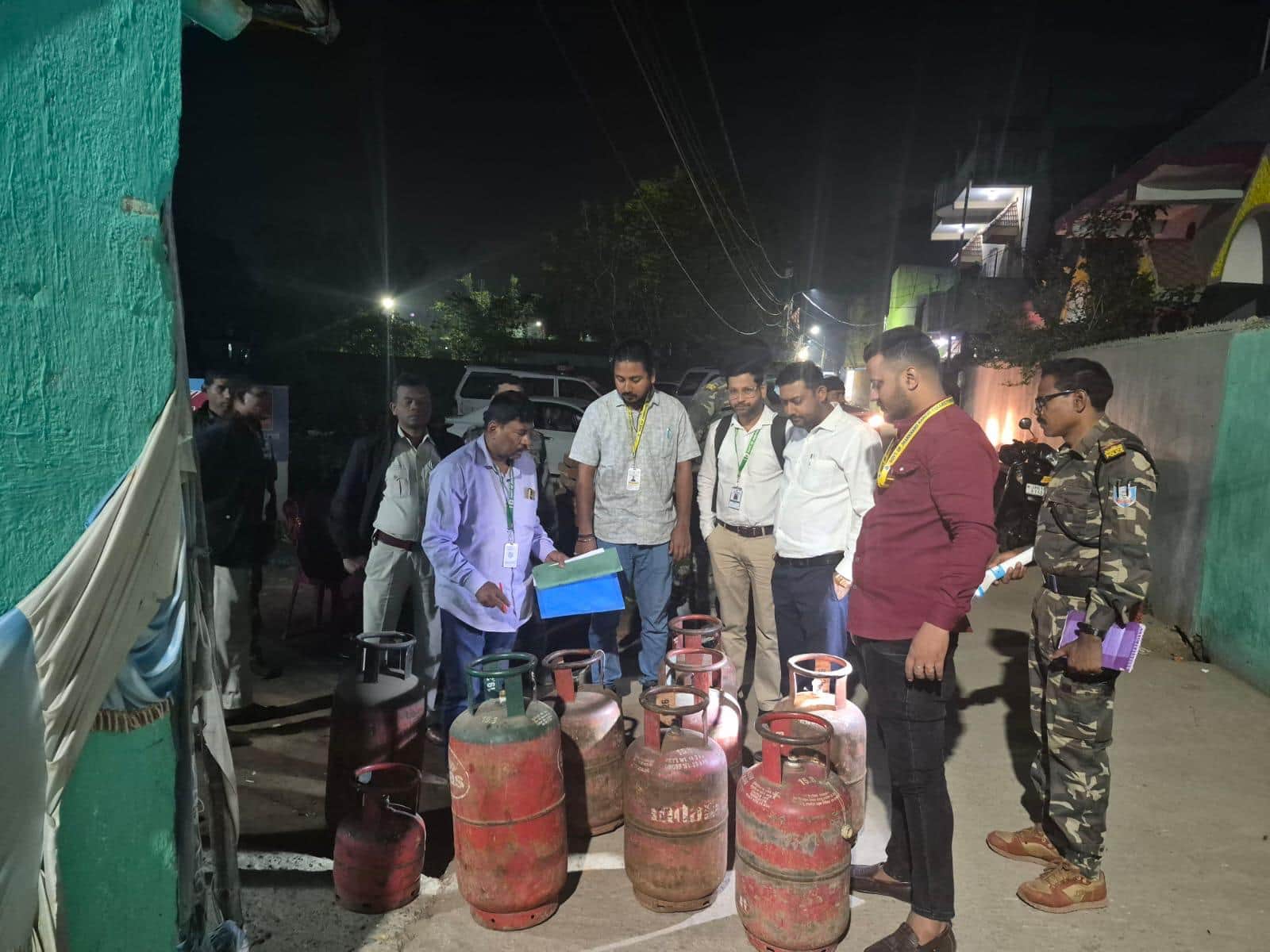 बरामद घरेलू गैस सिलिंडर