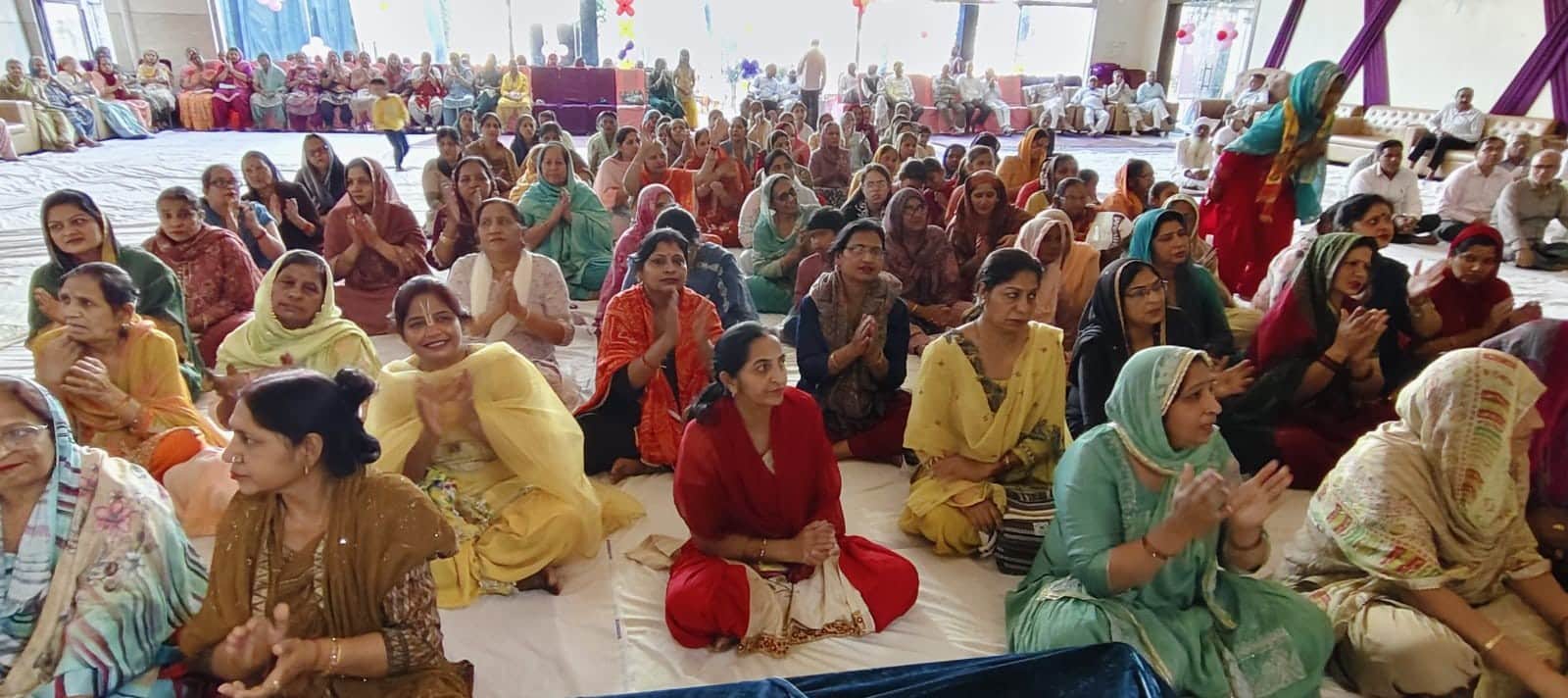 बराड़ा के पैलेस में  श्रीमद् भागवत कथा सुनते श्रद्धालु। प्रवक्ता