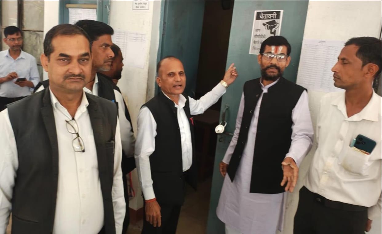 Departmental personnel missing, private personnel entered the court, ruckus among lawyers