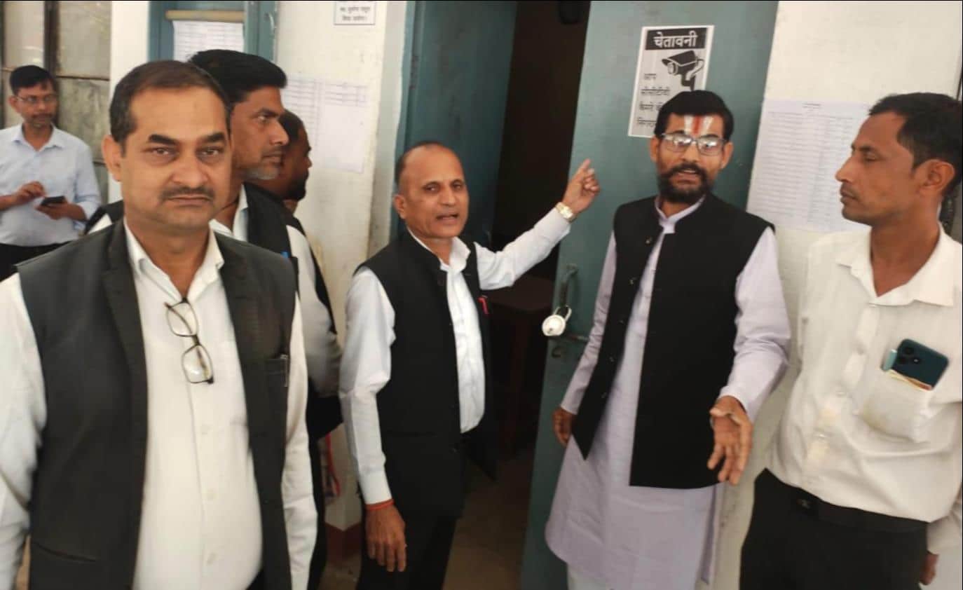 बैरिया तहसील में  प्राइवेट व्यक्ति द्वारा फाइलों के रख-रखाव से आक्रोशित अधिवक्ता।संवाद