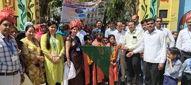 बिसोहा स्कूल में प्रवेश उत्सव व प्रतिभा सम्मान समारोह का शुभारंभ करते अधिकारी। स्रोत: स्कूल