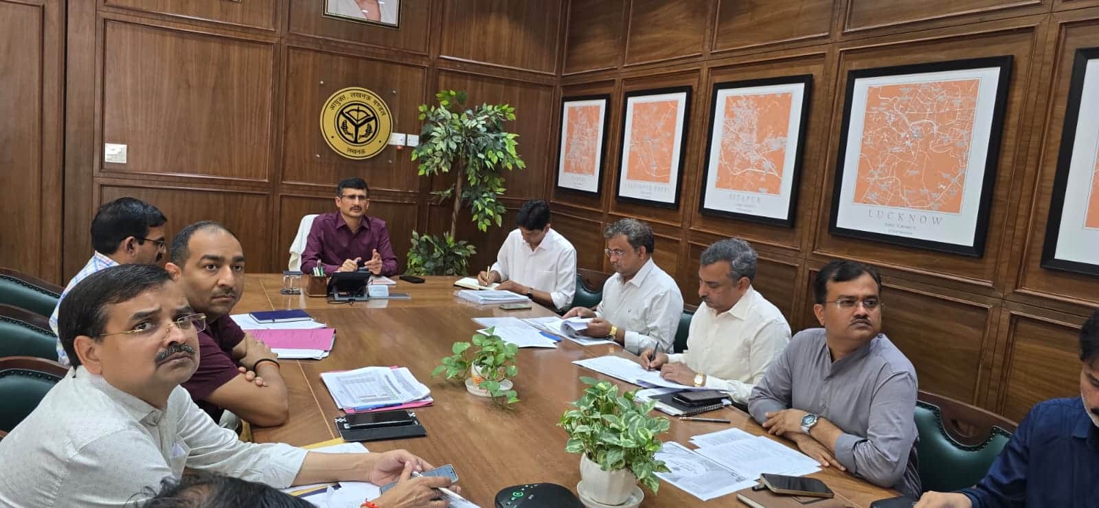 बैठक करते मंडलायुक्त।