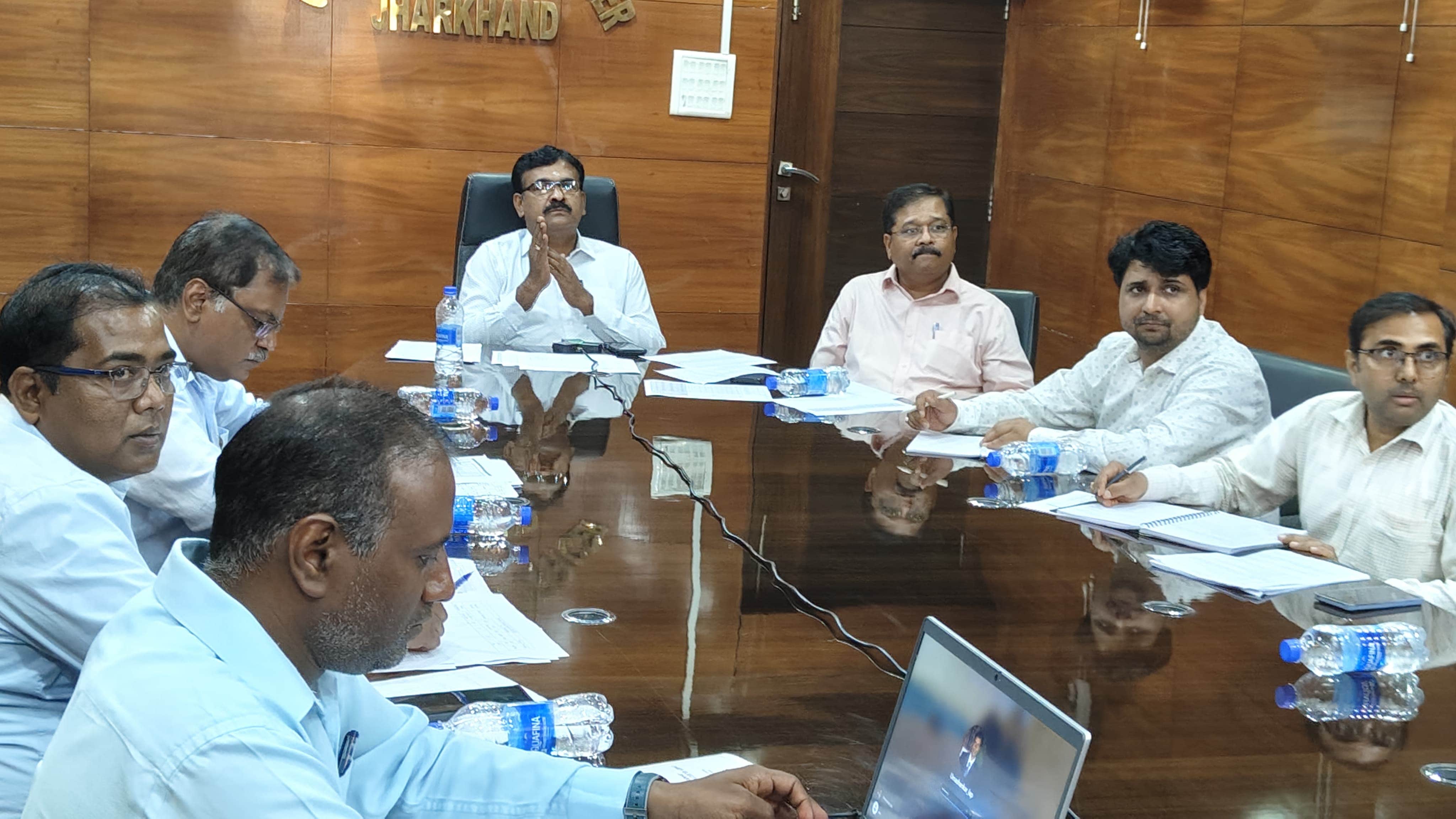 बैठक करते मुख्य चुनाव अधिकारी