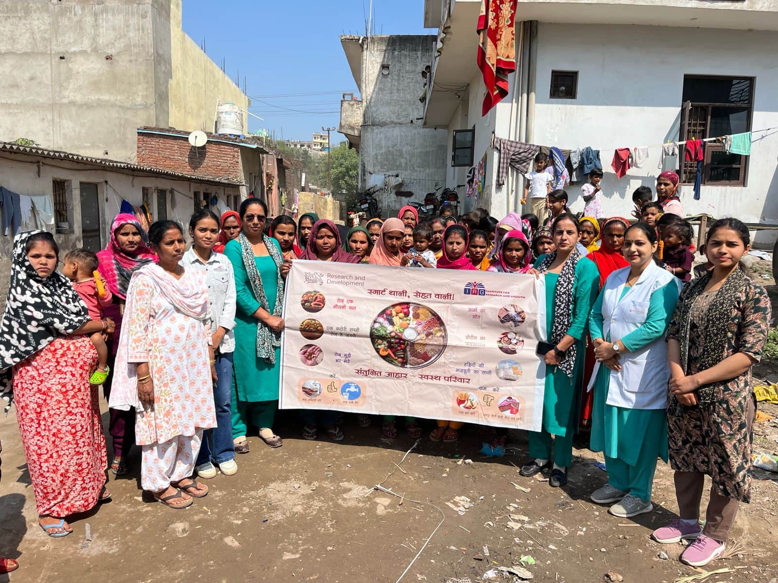 बद्दी के स्वराज माजरा में नुक्कड़ नाटक के माध्यम से लोगों को जागरूक करते हुए- संवाद।