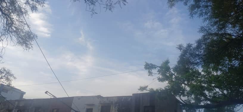 बुधवार की शाम के समय कुछ इस तरह छाए हल्के बादल। संवाद