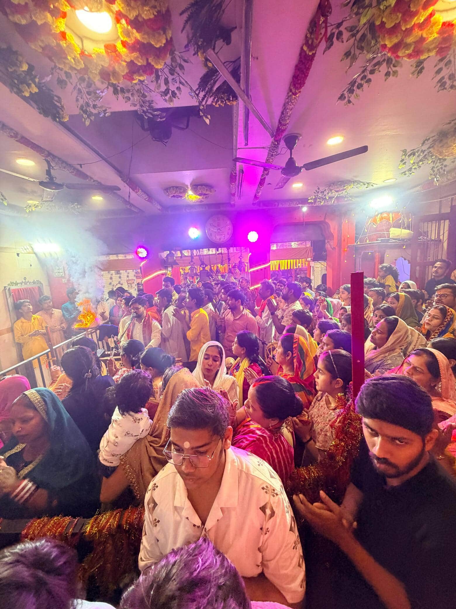 बड़ी काली जी मंदिर में लगी कतारें। -मंदिर समिति