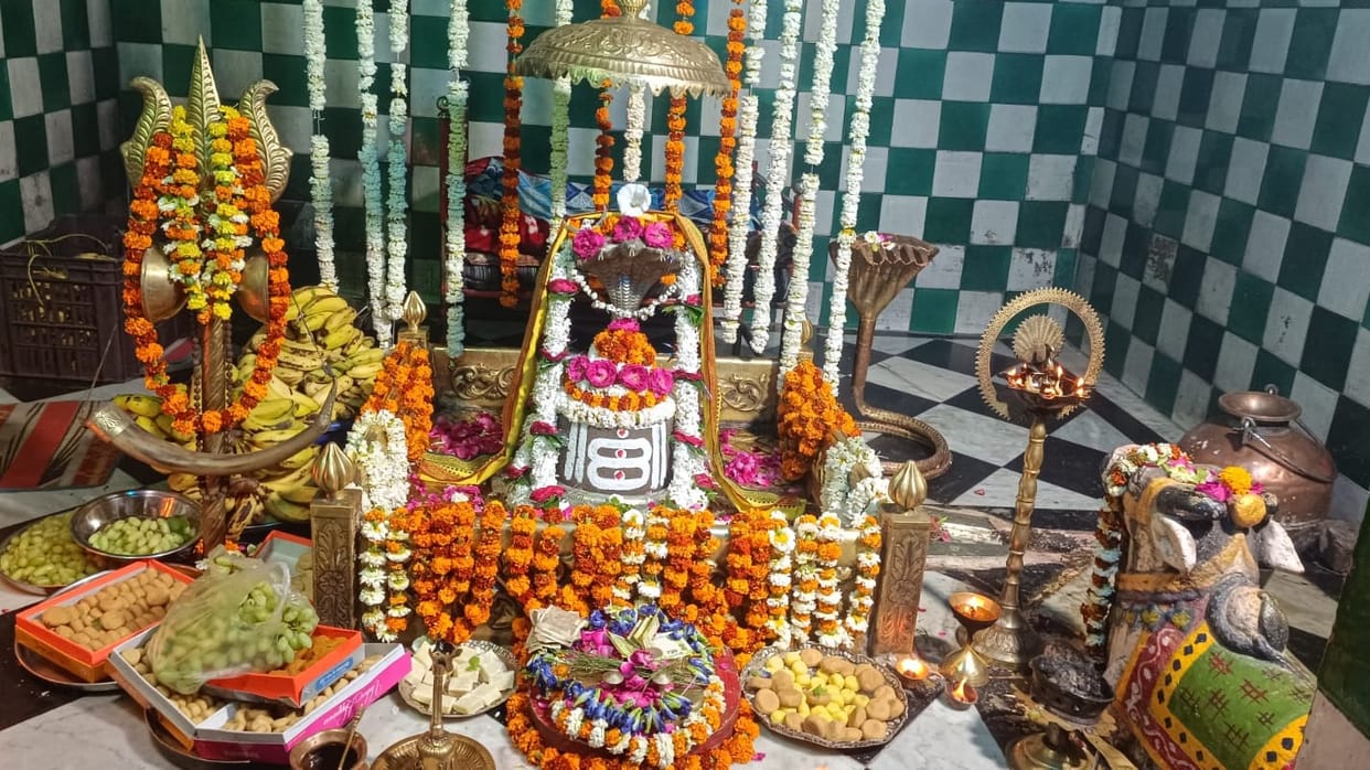 The grand worship of Lord Mahadev, the Lord of the Universe, was performed with the adornment of Damru, conch, and the sound of cymbals.
