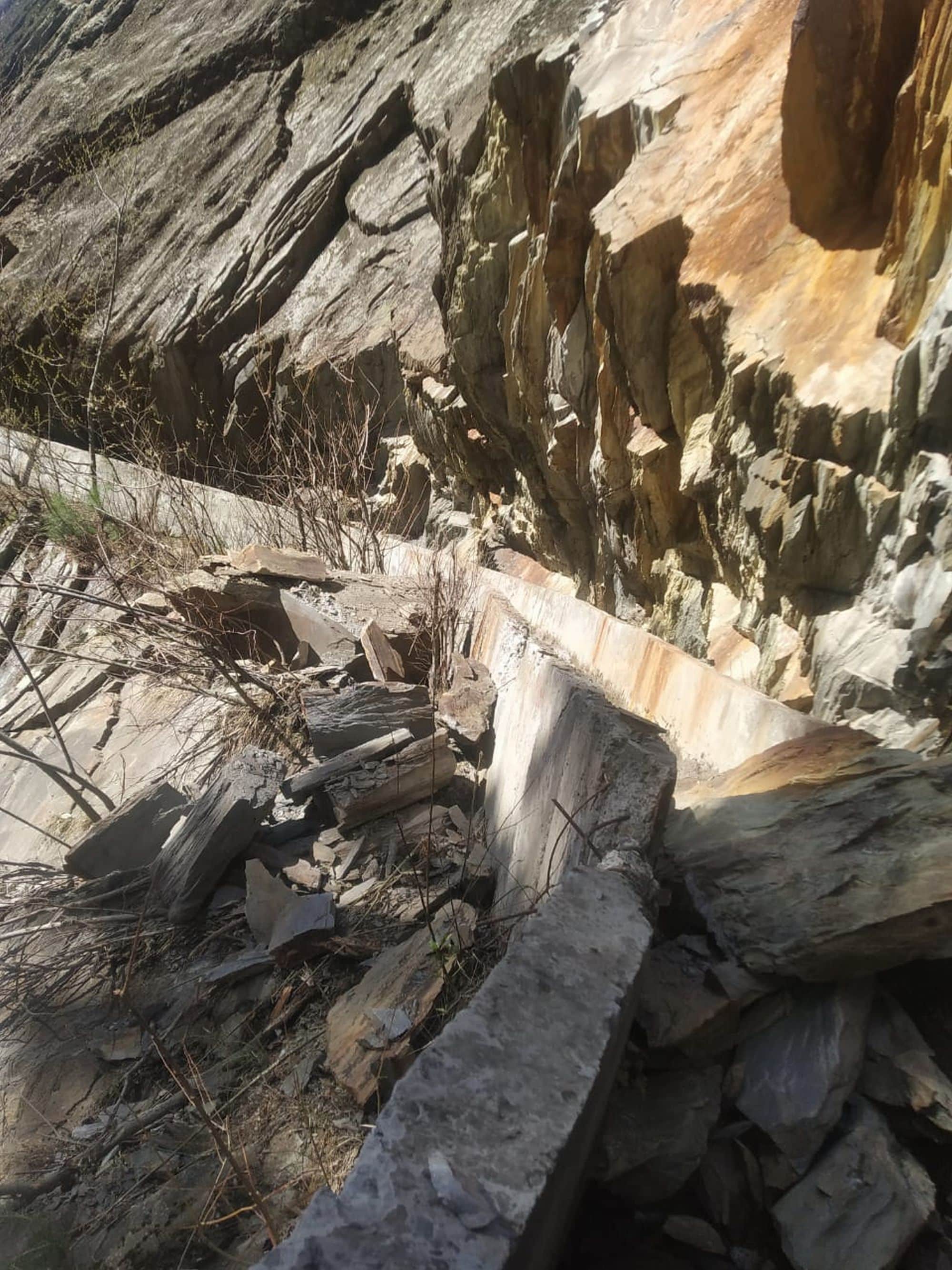 चंबा के पांगी में भूस्खलन के चलते क्षतिग्रस्त पावर प्रोजेक्ट की नहर।स्रोत जागरूक पाठक