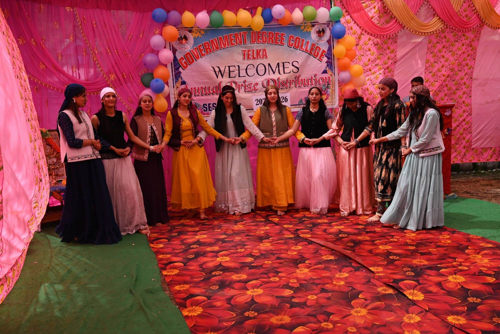 चंबा के तेलका कॉलेज में वार्षिक सामारोह के दौरान प्रस्तुति देती छात्राएं।संवाद