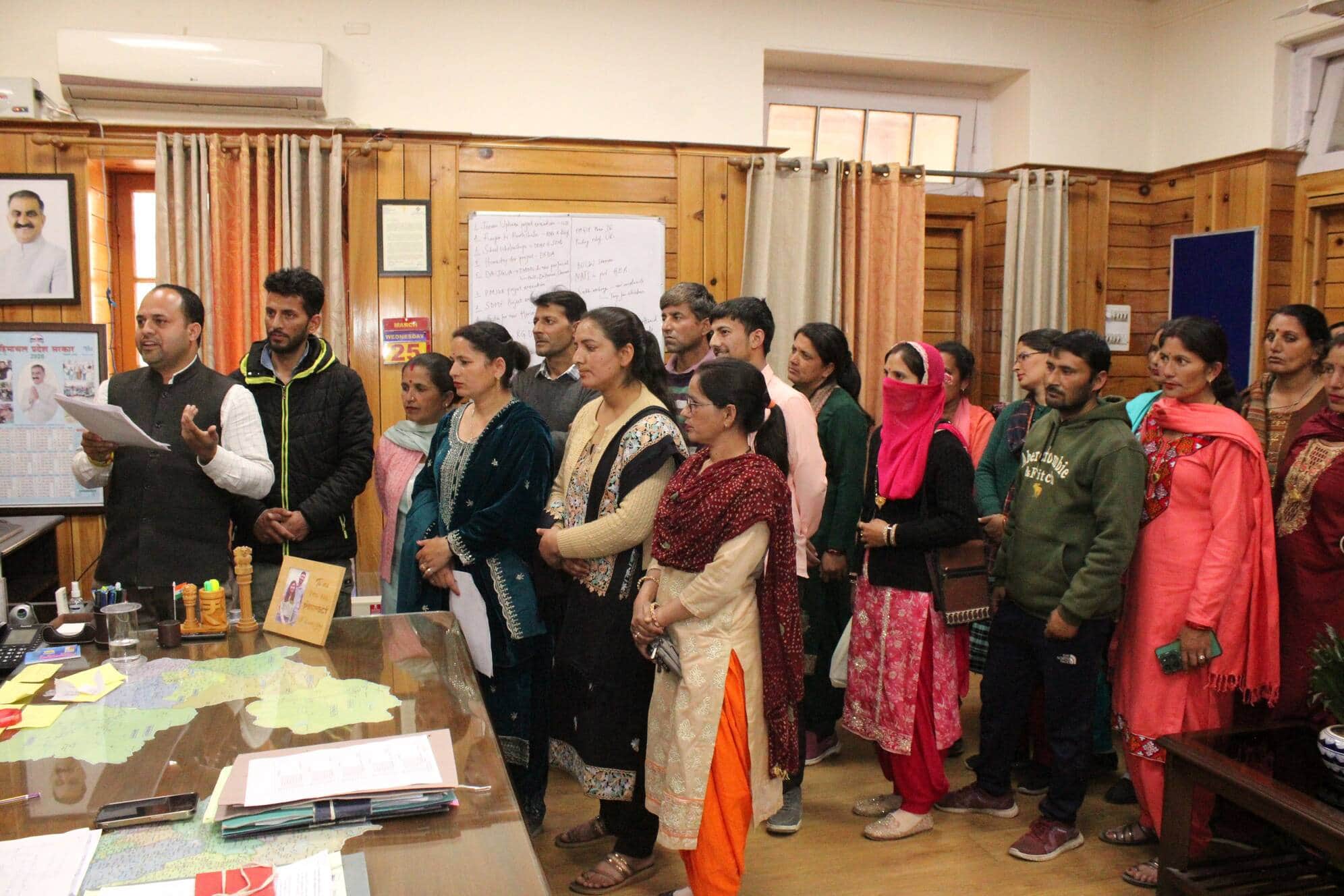 चंबा उपायुक्त को अध्यापकों के रिक्त पड़े पदों को लेकर ज्ञापन देतेपंचायत कुठेड के ग्रामीण और 