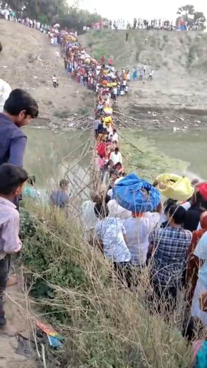 woman-risked-life-offer-prayers-ten-thousand-people-crossed-bamboo-bridge