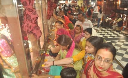 चंडी मंदिर में माता की पूजा करते श्रद्धालु। संवाद