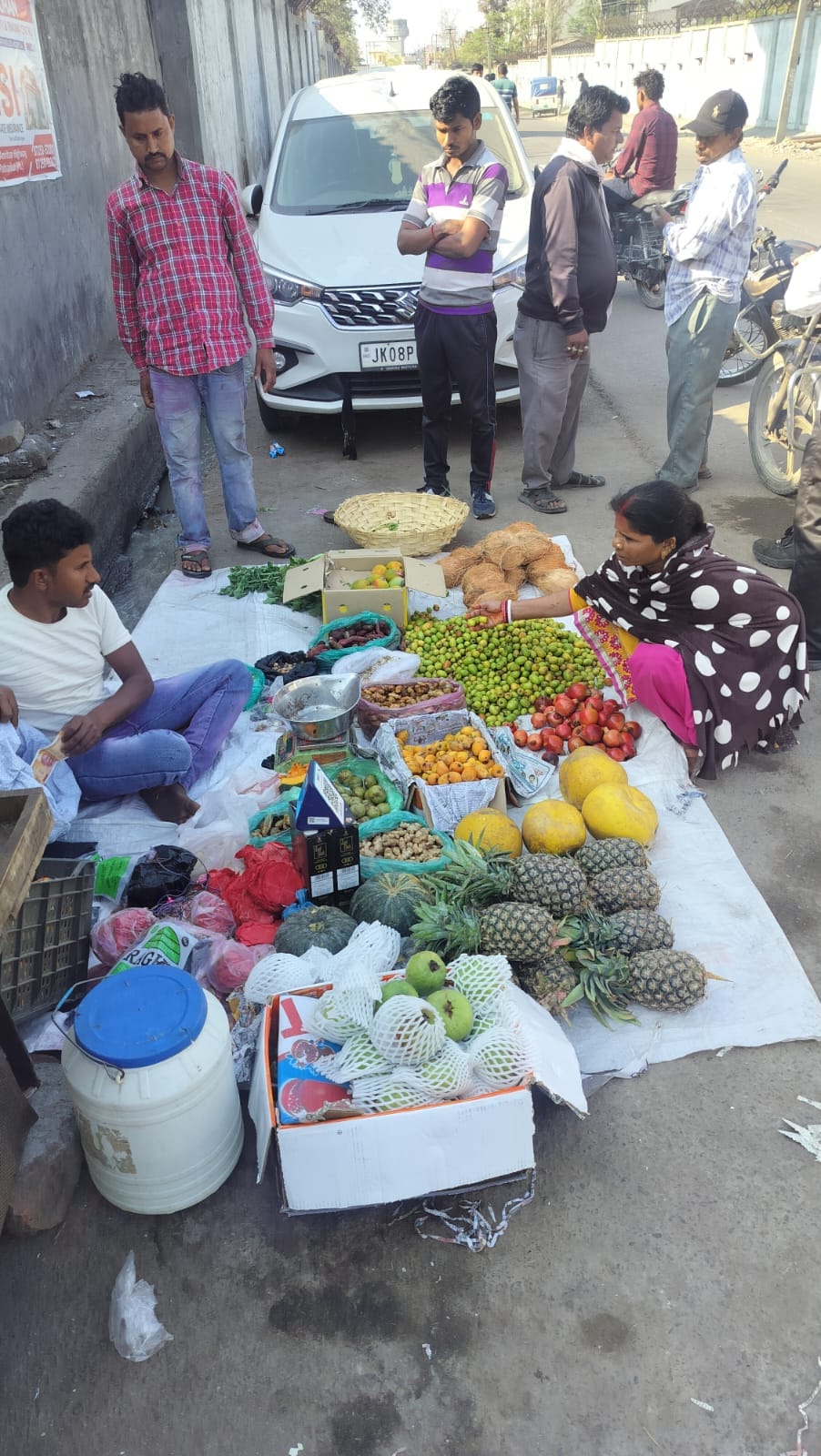 चैती छठ के लिए सामग्री खरीदते लोगसंवाद