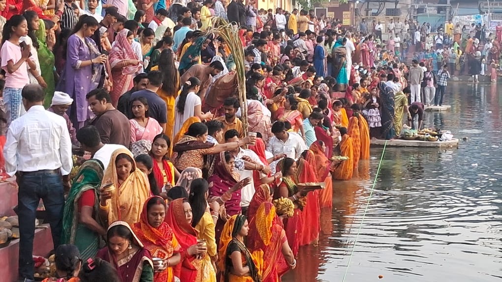 four-day chhath puja concludes with devotees ending their 36-hour waterless fast Muzaffarpur Bihar