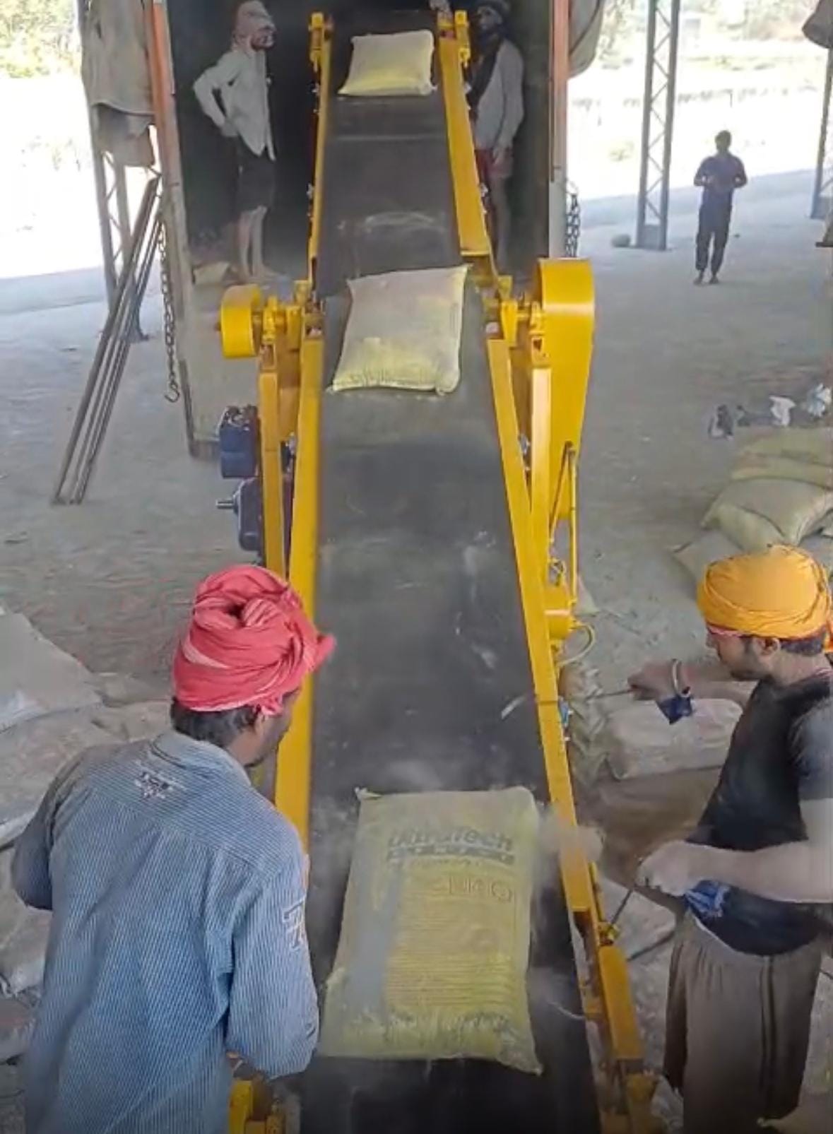 छन्न अरोड़ियां में रेलवे की ओर से सीमेंट उतारने के लिए लगाई गई कनवेयर बेल्टविज्ञप्ति