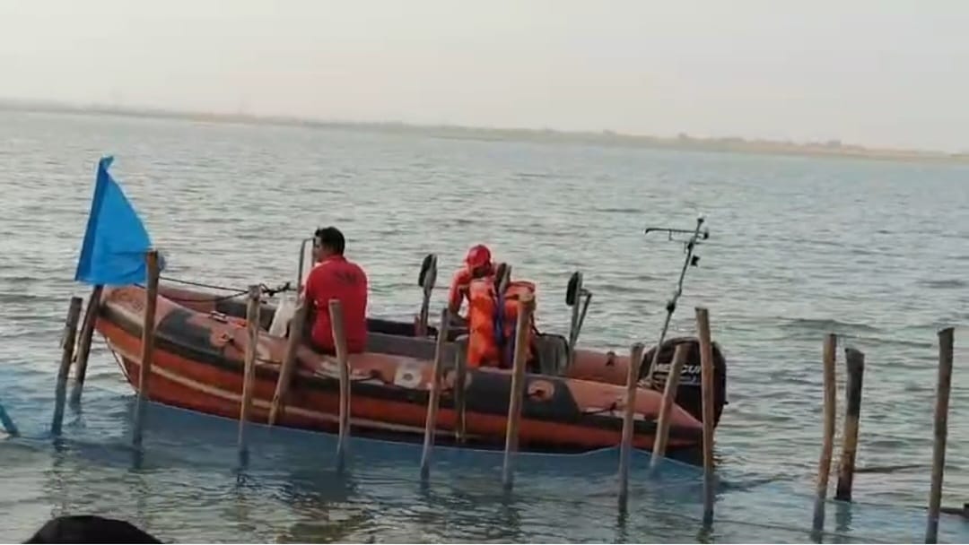 Horrific accident in Uttarakhand: Two brothers from Bijnor plunge 100 feet into the Alaknanda River along with